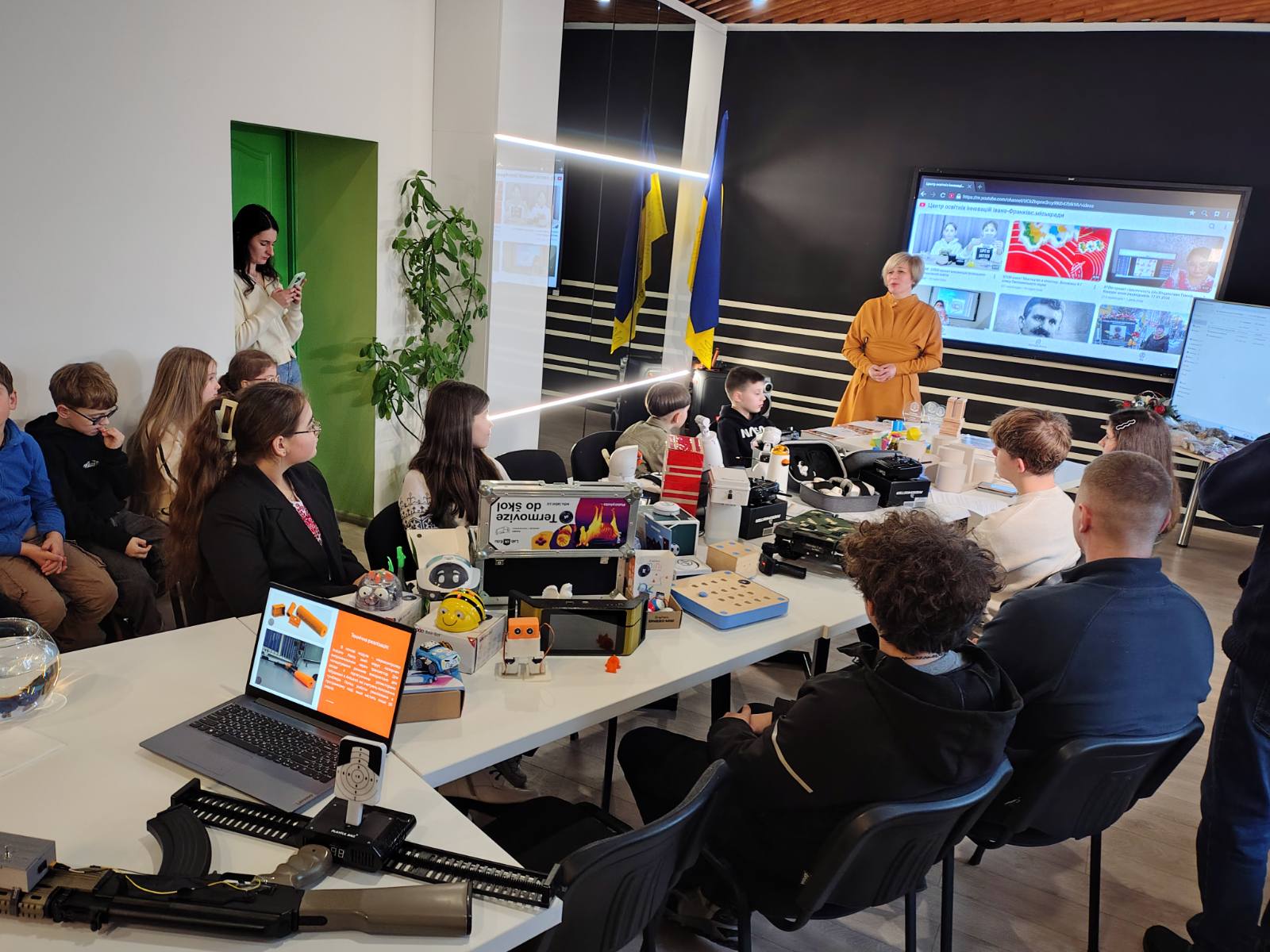 Микола Шеремета  ст. гр. АК-23-02 поділився з молодими винахідниками своїм досвідом 